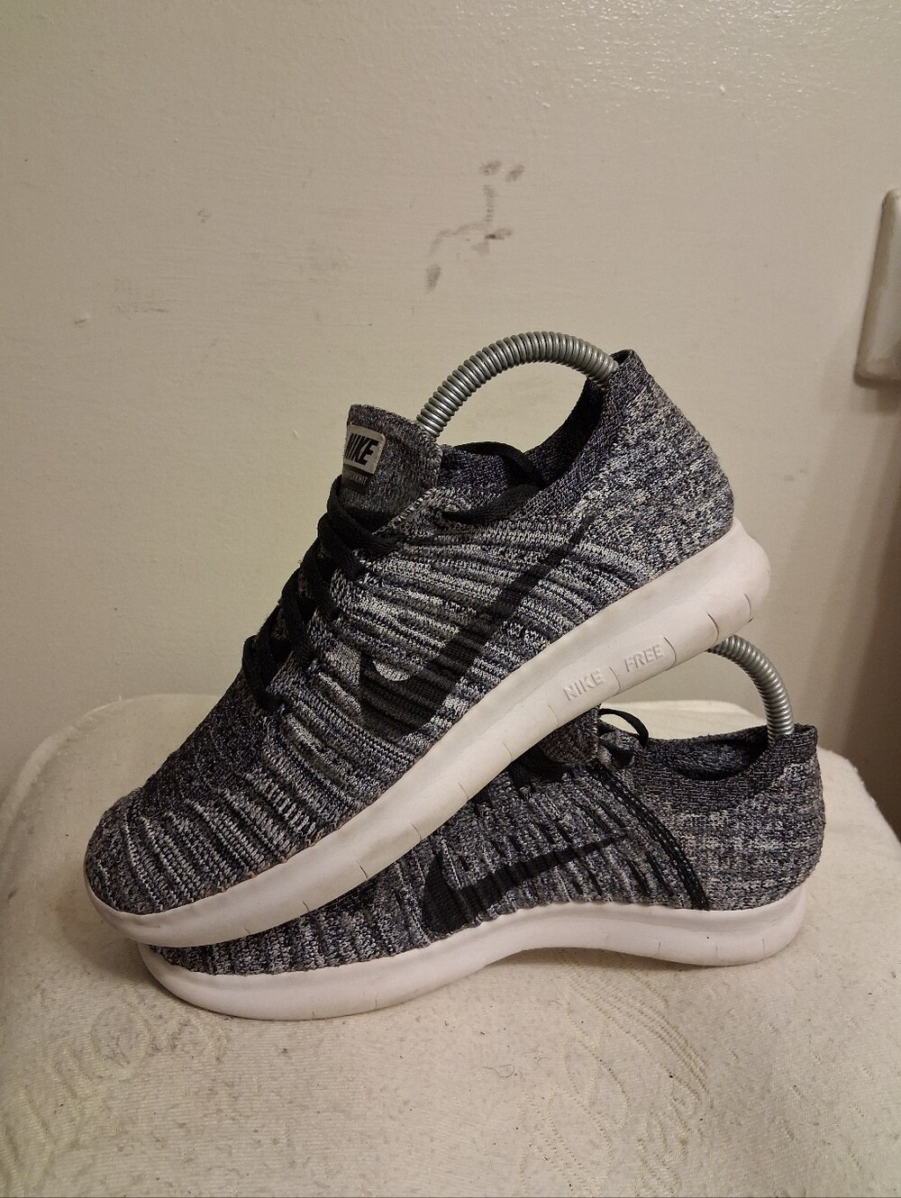 Women's NIKE 801070-100 gray Weave - size 8